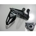 Fu�rastenhalteplatte vorne rechts, schwarz<br>Zustand: Gebraucht mit Mangel<br><br>Verwendbar f�r: Suzuki GSX-R 1000 ABS, Typ: WVCY, Modelljahr: von 01/2015 bis 12/2015